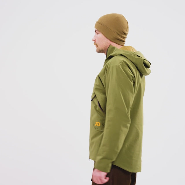 Video of a man walking on wearing the Men's Uncompahgre Foundry Jacket, displaying its features.